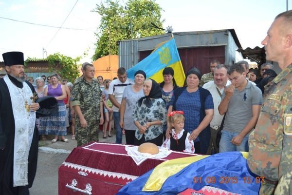 На Іваничівщині люди навколішках зустрічали тіло загиблого в зоні АТО земляка. ФОТО