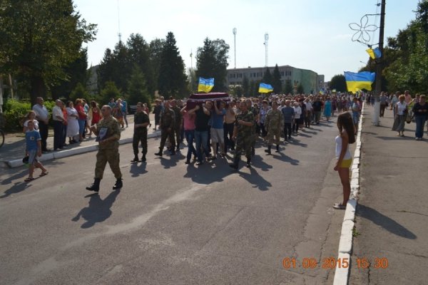 На Іваничівщині люди навколішках зустрічали тіло загиблого в зоні АТО земляка. ФОТО