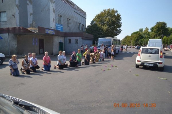 На Іваничівщині люди навколішках зустрічали тіло загиблого в зоні АТО земляка. ФОТО