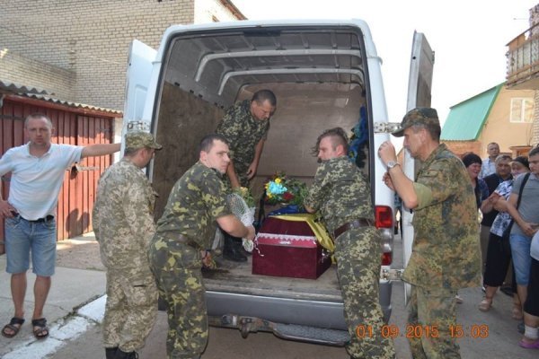 На Іваничівщині люди навколішках зустрічали тіло загиблого в зоні АТО земляка. ФОТО