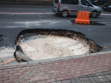 Озеро посеред дороги: у Києві провалився асфальт. ФОТО. ВІДЕО