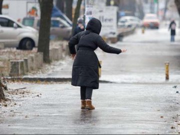 У Луцьку через слизькі тротуари побільшало травмованих