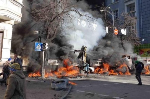 «Беркут» розганяє людей водометами, гранатами і вогнепальною зброєю. ФОТО
