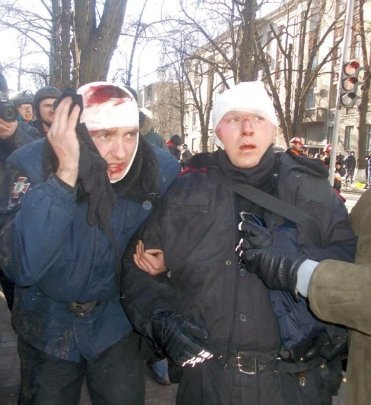 «Беркут» розганяє людей водометами, гранатами і вогнепальною зброєю. ФОТО