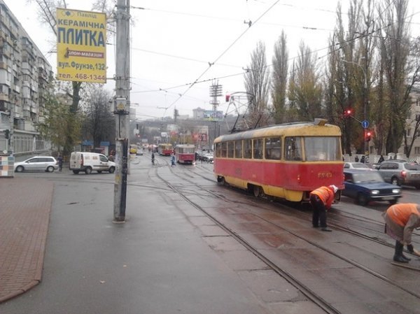 У Києві аварія блокувала рух трамваїв. ФОТО