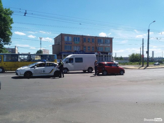 У Луцьку – аварія за участю фургона й легковика