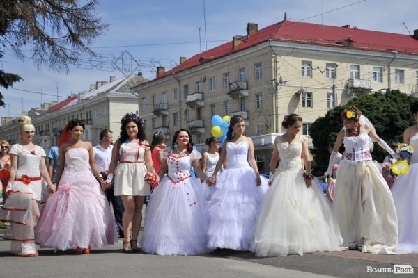 Парад наречених у Луцьку. ФОТО