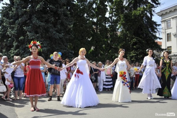 Парад наречених у Луцьку. ФОТО