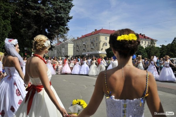 Парад наречених у Луцьку. ФОТО