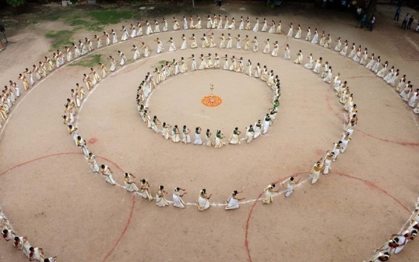 Індійські школярки в сарі (традиційний жіночий одяг - ред.) репетирують популярний народний танець тіруватіракалі для виступу на фестивалі Онам в День учителя. (© AFP)