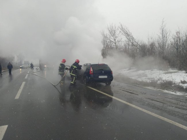 На Рівненщині посеред траси загорівся Renault Megane. ФОТО