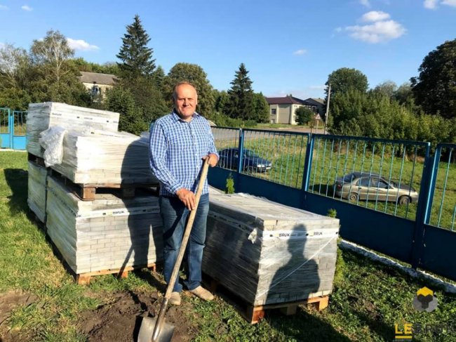 «LeBruk» подарував громаді на Волині 120 «квадратів» бруківки*