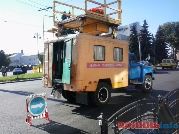 У Луцьку обірвалася лінія електропередач біля ЦУМа. ФОТО