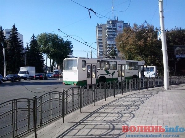 У Луцьку обірвалася лінія електропередач біля ЦУМа. ФОТО