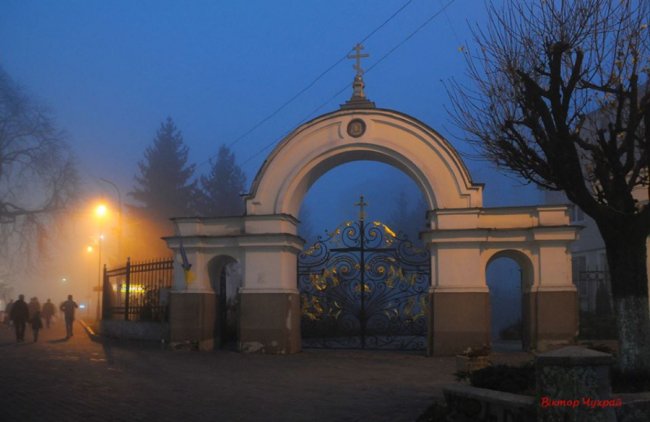 Опублікували фото вечірнього Луцька у тумані