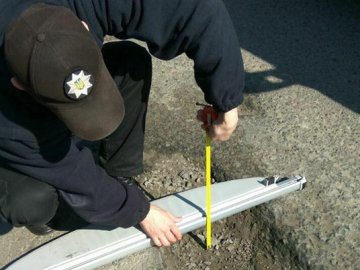 Посадовець Луцькради отримав постанову за неналежне утримання доріг