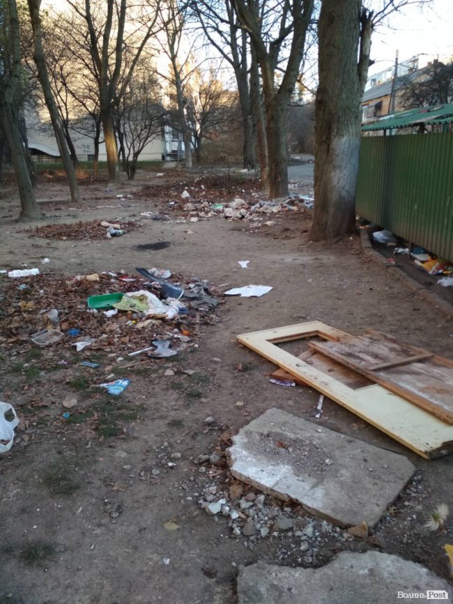 На луцькій вулиці тижнями не вивозять сміття. ФОТО