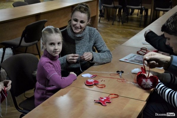 Партійний тімбілдінг по-луцьки: «Батьківщина» виготовляла прикраси