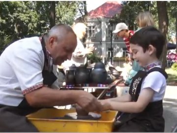 Волинський гончар влаштував дітям майстер-клас просто неба. ВІДЕО
