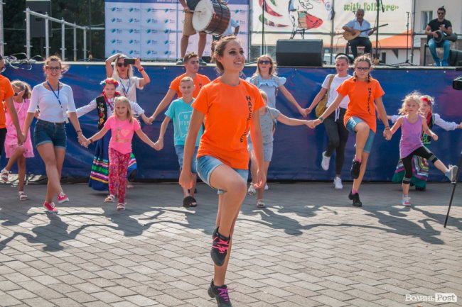 Учасники міжнародного фесту вчили лучан танцювати. ФОТО