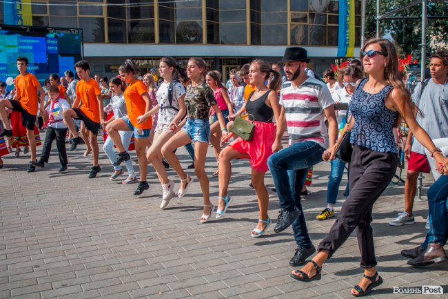 Учасники міжнародного фесту вчили лучан танцювати. ФОТО