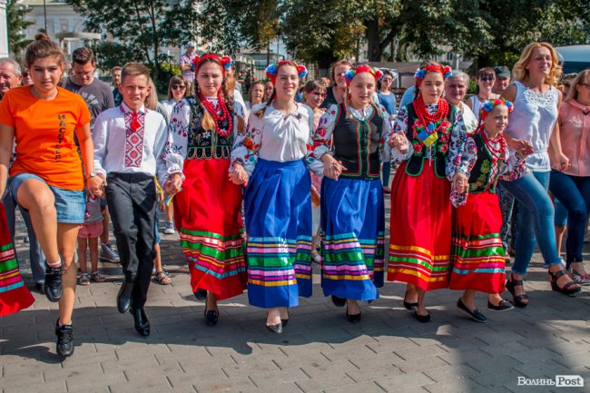 Учасники міжнародного фесту вчили лучан танцювати. ФОТО