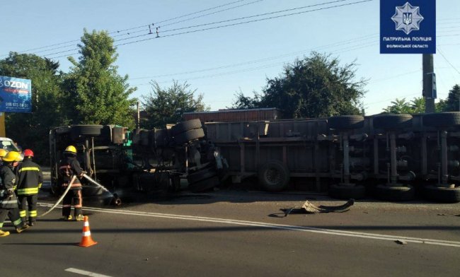 Повідомили деталі аварії в Луцьку, під час якої перекинулась фура із зерном. ФОТО