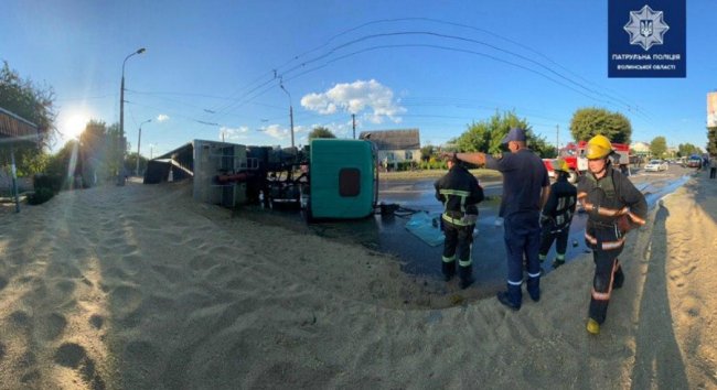 Повідомили деталі аварії в Луцьку, під час якої перекинулась фура із зерном. ФОТО