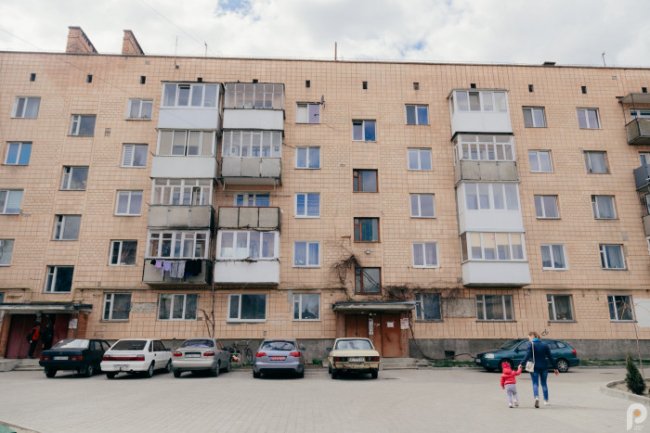 Нова бруківка, відеоспостереження та дитячий майданчик: як змінився двір на Ковельській у Луцьку. ФОТО