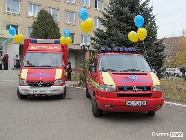 Дитяча поліклініка отримала дві нові «швидкі». ФОТО