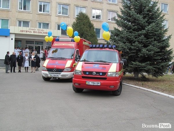 Дитяча поліклініка отримала дві нові «швидкі». ФОТО