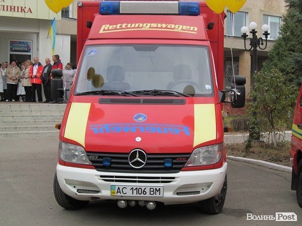 Дитяча поліклініка отримала дві нові «швидкі». ФОТО