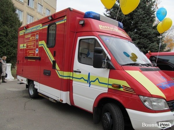 Дитяча поліклініка отримала дві нові «швидкі». ФОТО