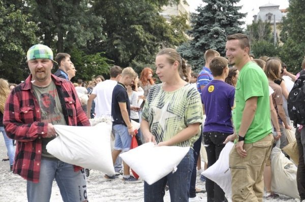 Як луцький гурт бився подушками у Львові. ФОТО