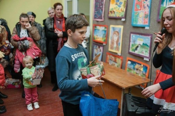 Українці Лондона «завалили» подарунками волинських дітей