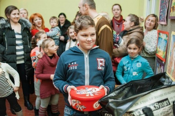 Українці Лондона «завалили» подарунками волинських дітей