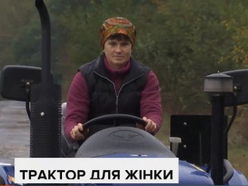 Поки чоловіки на заробітках: у волинському селі жінки «перекваліфікувалися» у трактористок. ВІДЕО