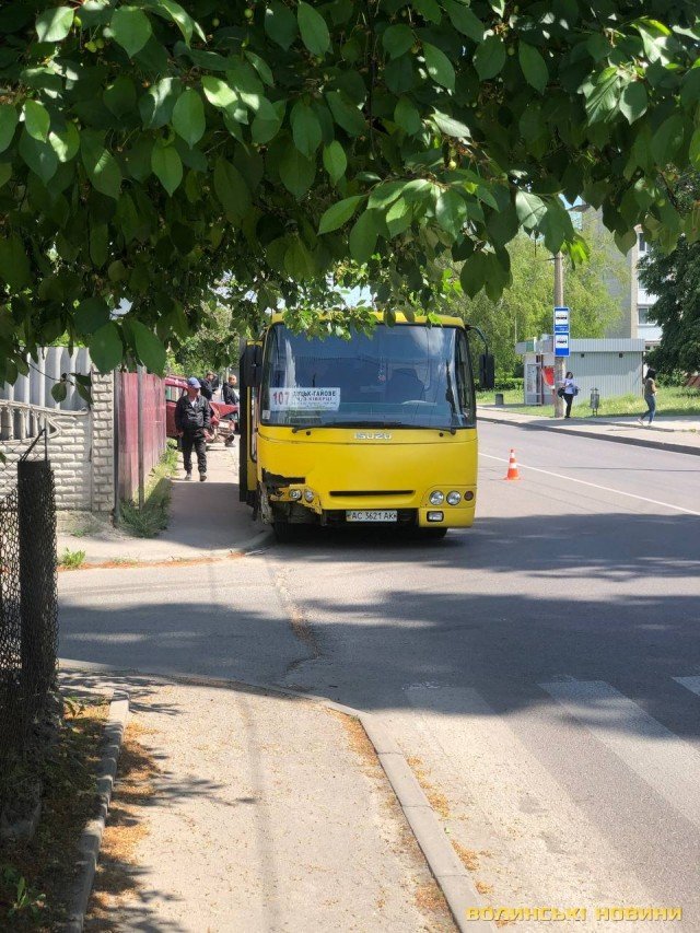 У Луцьку зіткнулися автобус і ВАЗ. ФОТО