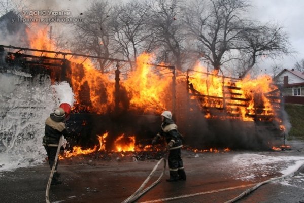 На Тернопільщині згоріла вантажівка з луцьким туалетним папером . ФОТО. ВІДЕО