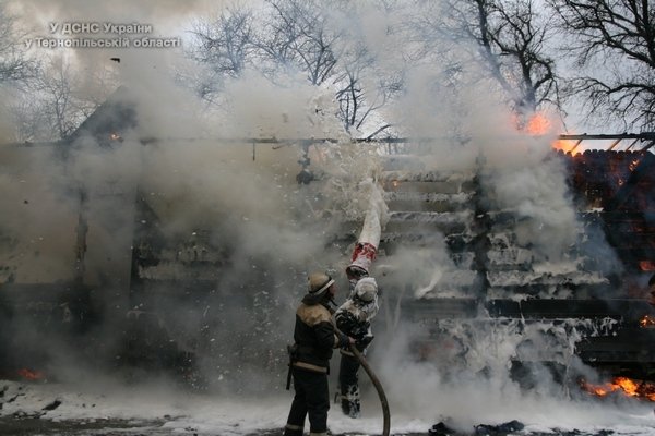 На Тернопільщині згоріла вантажівка з луцьким туалетним папером . ФОТО. ВІДЕО