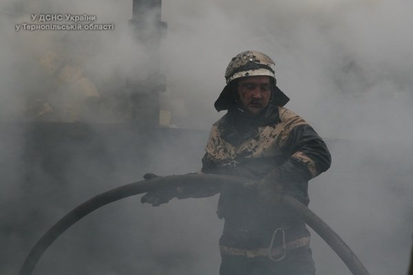 На Тернопільщині згоріла вантажівка з луцьким туалетним папером . ФОТО. ВІДЕО