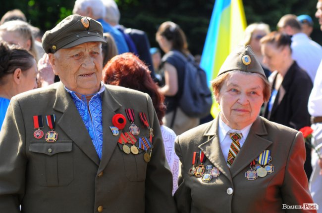 З маками і трояндами: у Луцьку відзначили річницю перемоги над нацизмом. ФОТО