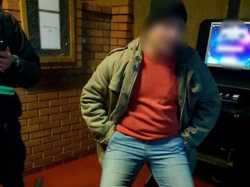 У Ковелі в чоловіка знайшли згорток з білим порошком. ФОТО