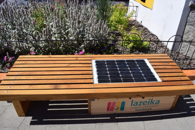 У центрі Луцька встановили лавку із зарядкою для ґаджетів