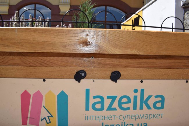 У центрі Луцька встановили лавку із зарядкою для ґаджетів