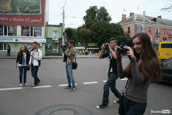 По Луцьку ходила «чортівня» з картинами. ФОТО