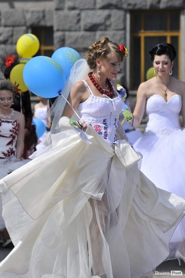 Парад наречених у Луцьку. ФОТО