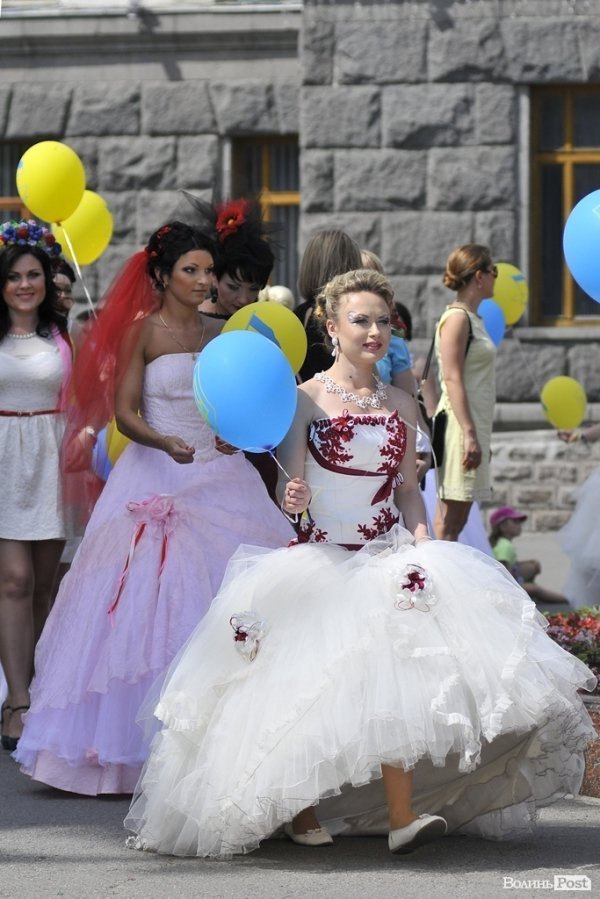 Парад наречених у Луцьку. ФОТО
