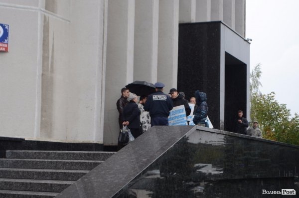 Мітингуючих у Луцьку допитувала поліція. ФОТО