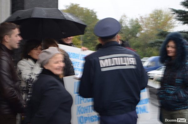 Мітингуючих у Луцьку допитувала поліція. ФОТО
